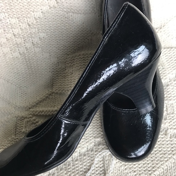 Aerosoles black patent leather pumps, size 8 - Picture 2 of 9